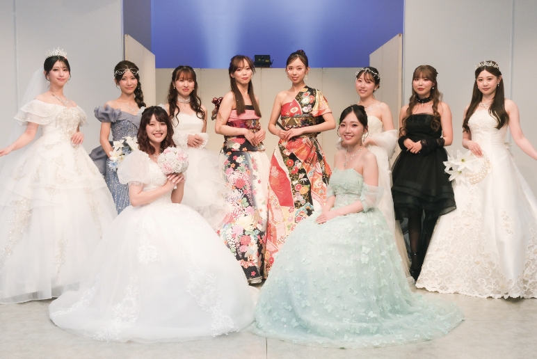 ブライダルドレスショーの集合写真