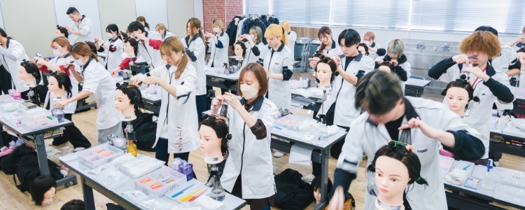 実習する生徒たち
