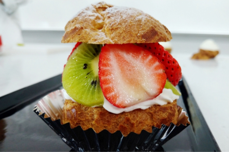 いちごのシュークリーム作り体験